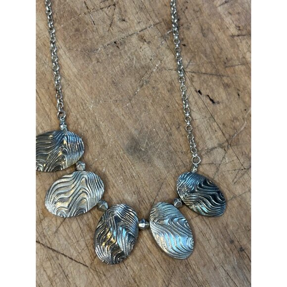 Silver-Tone Oval Pendant Necklace With Textured Design On Chain - Picture 4 of 8